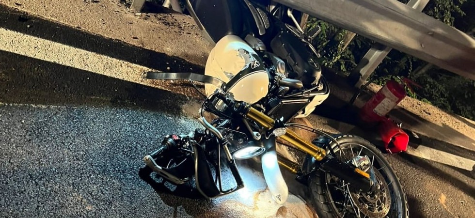 Perde il controllo della moto e si schianta contro il guardrail: gravissimo un 49enne